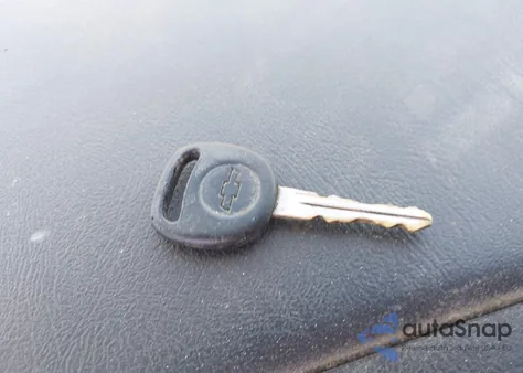 2001 Chevrolet Silverado 1500 z USA, uszkodzony, nr VIN 2GCEC19TX11244924